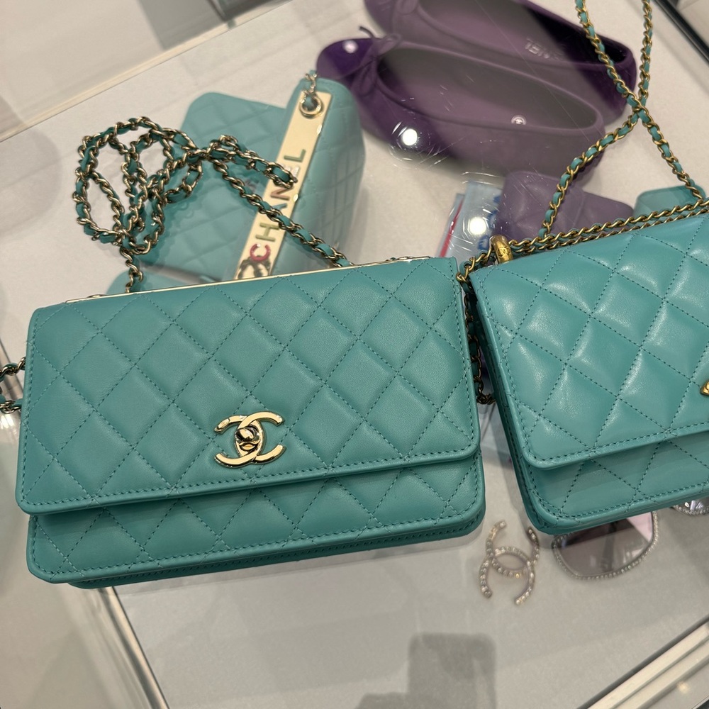 Chanel 2023/2024 Turquoise Wallet on Chain - Picture 2 of 2